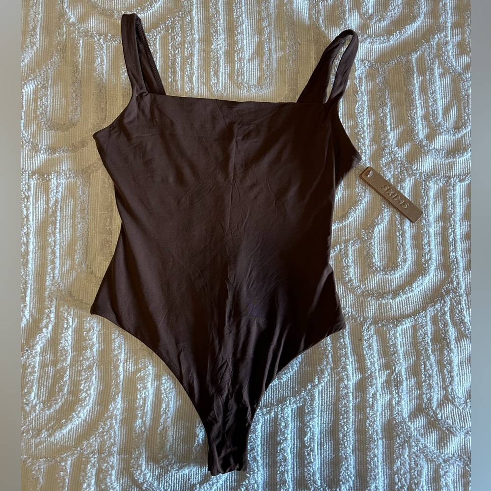 Skims body suit, so comfy 
Color is cocoa
Size small fit up to medium